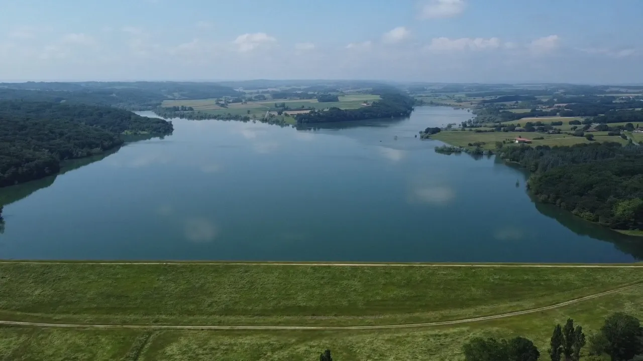 Lac de l'Astarac au crépuscule