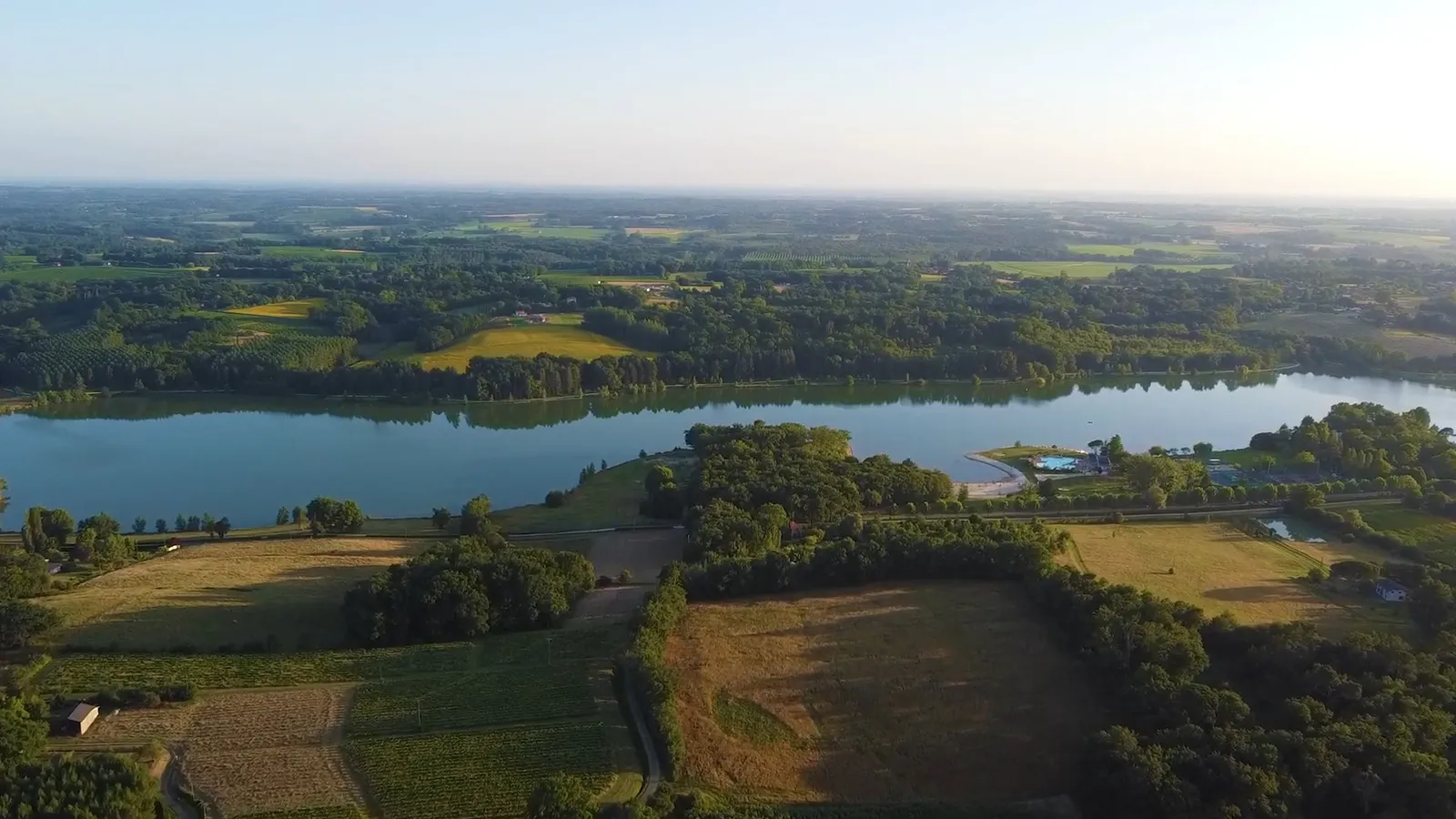 Vue du Lac de l'Uby et sa base de loisirs