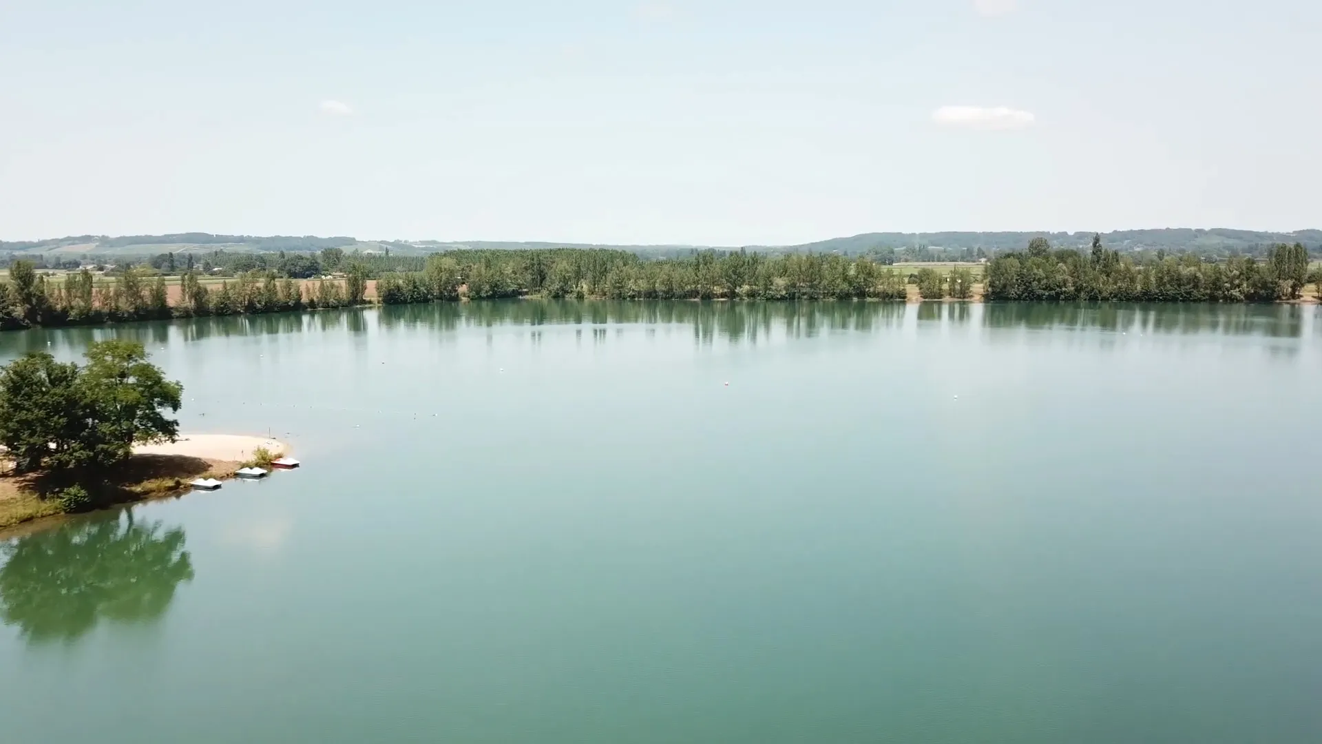 Eau bleu lagon du lac de la Cadie