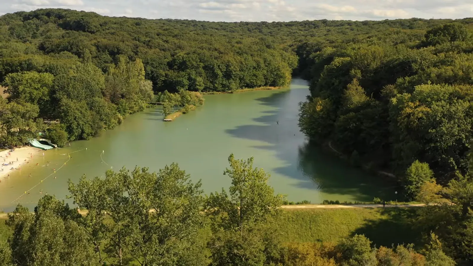 Lac d'Aignan au coeur de la forêt
