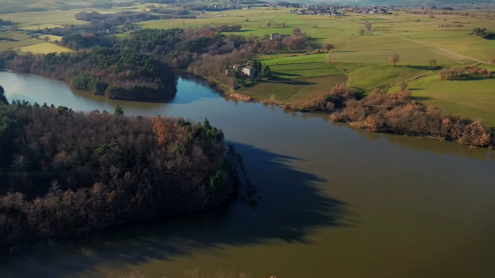 Lac des Meinettes avec vue sur les montagnes