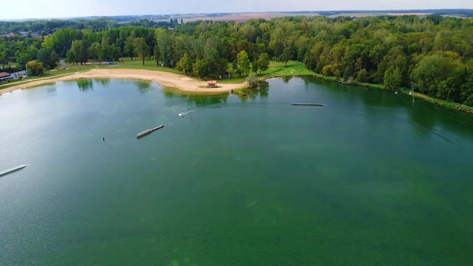 Téléski nautique sur le Lac du Magne à Moncontour