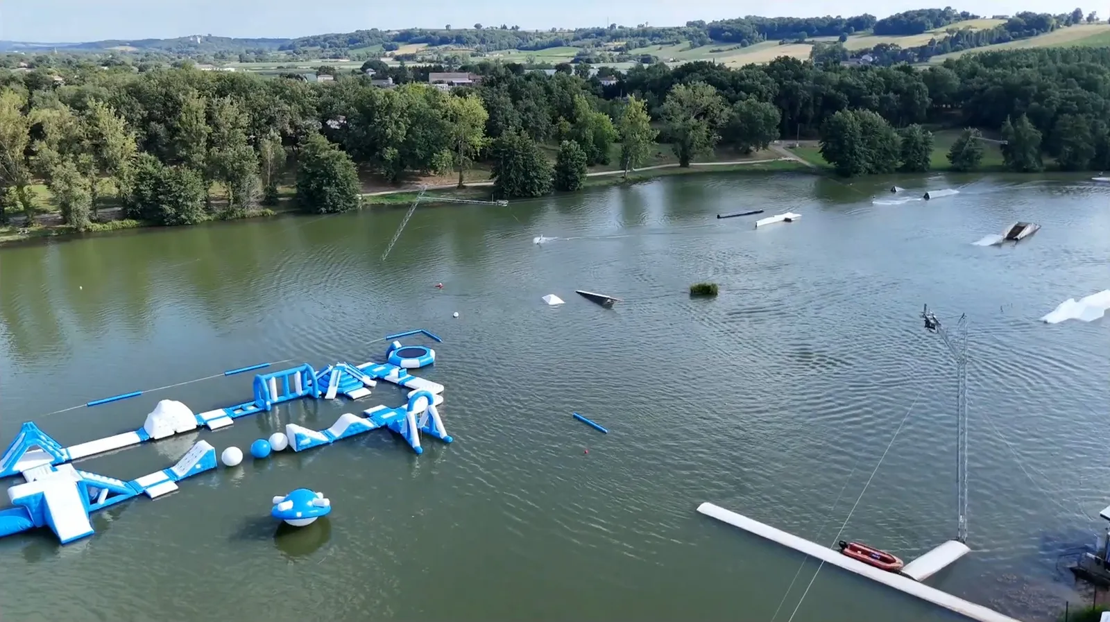 Téléski nautique sur le Lac du Moulineau à Damazan