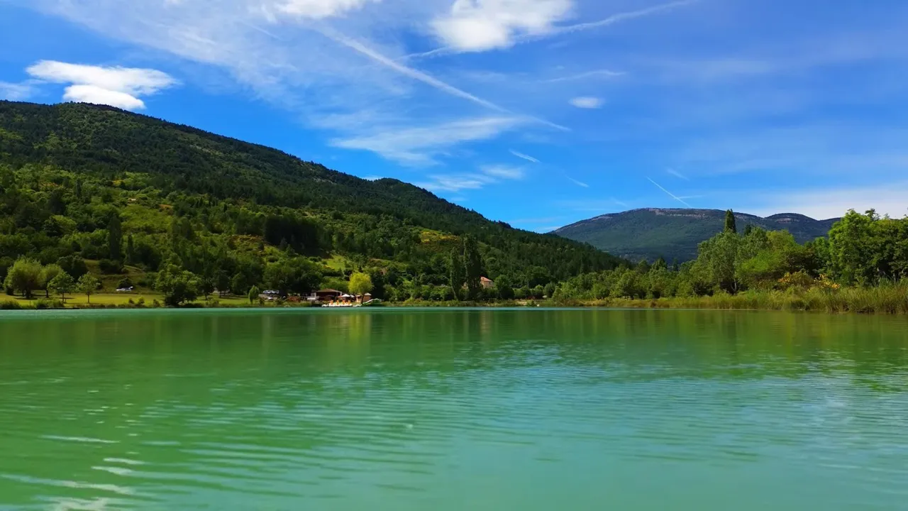 Le Pas des Ondes, lac de montagne en Drôme Provençale