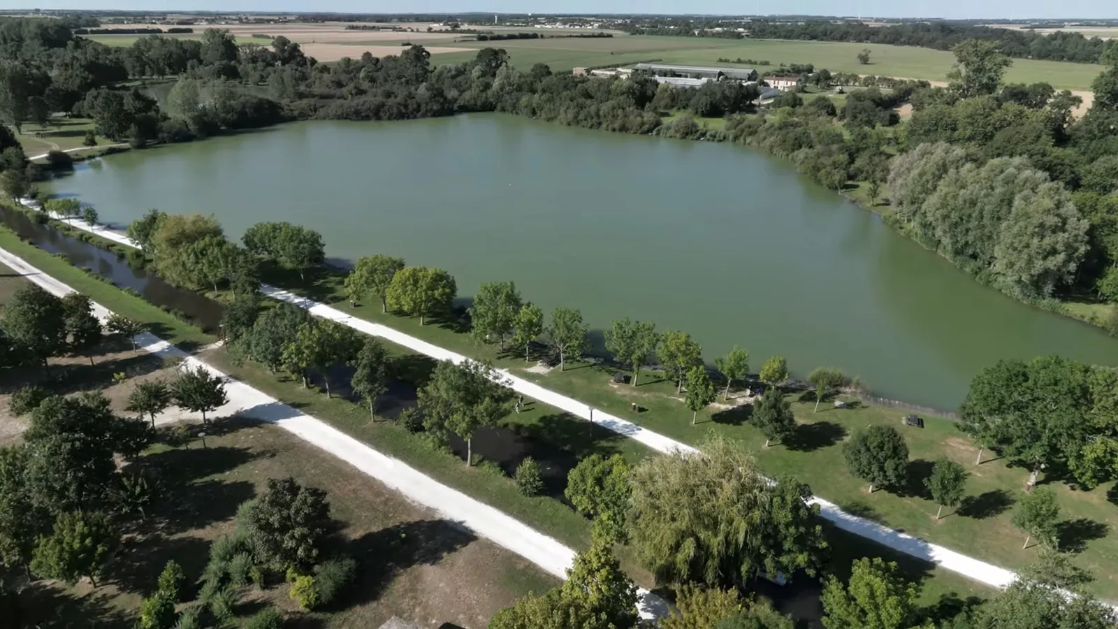 Restaurant sur pilotis au Lac de Frace à Aigrefeuille-d'Aunis