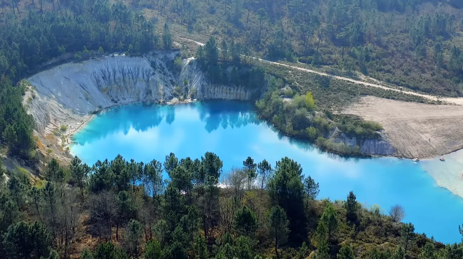 Eaux turquoises et falaises d'argile blanche de Guizengeard
