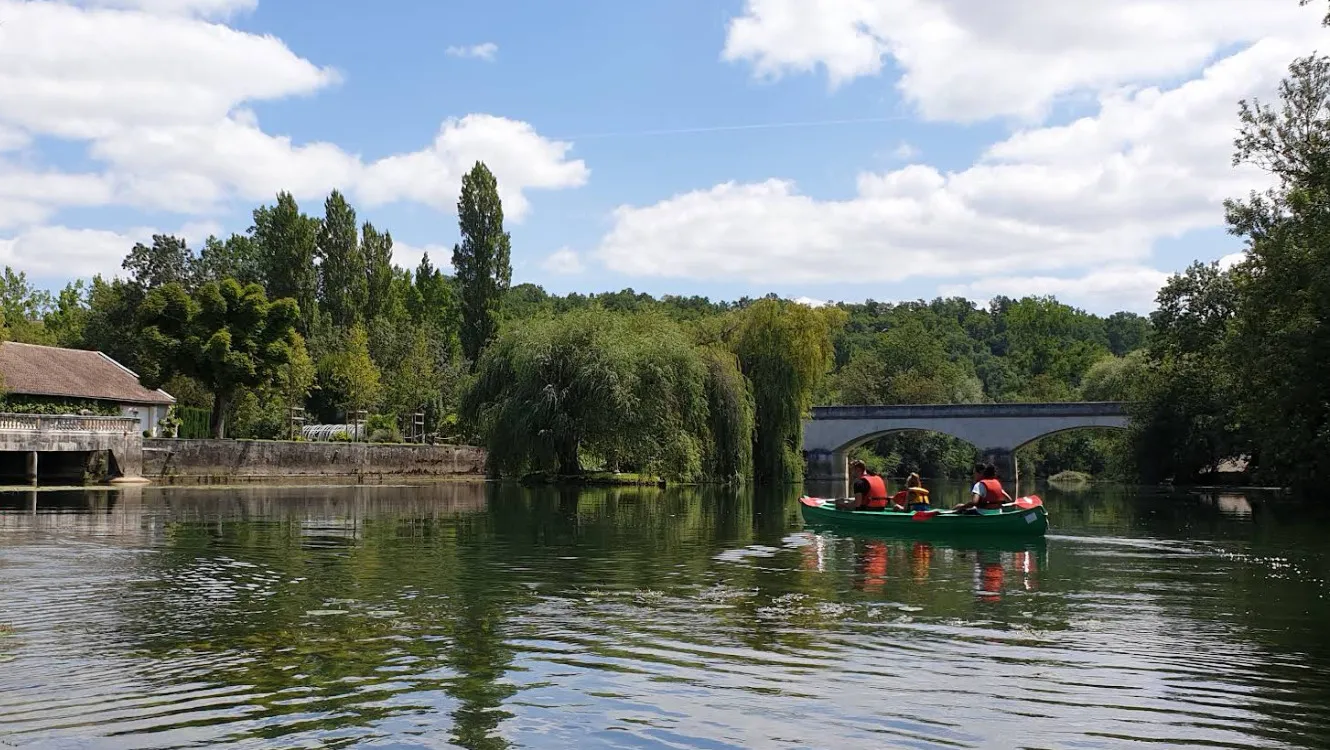 Plan d'eau de Vindelle ombragé par de grands arbres