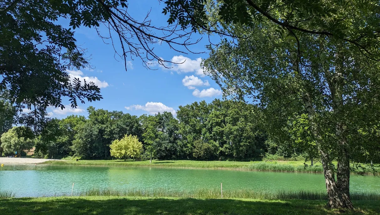 Petit plan d'eau paisible des Gours