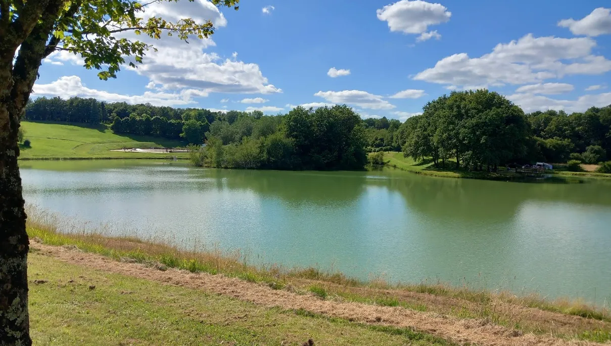 Plan d'eau des Prés de Peyras avec ses berges rouges