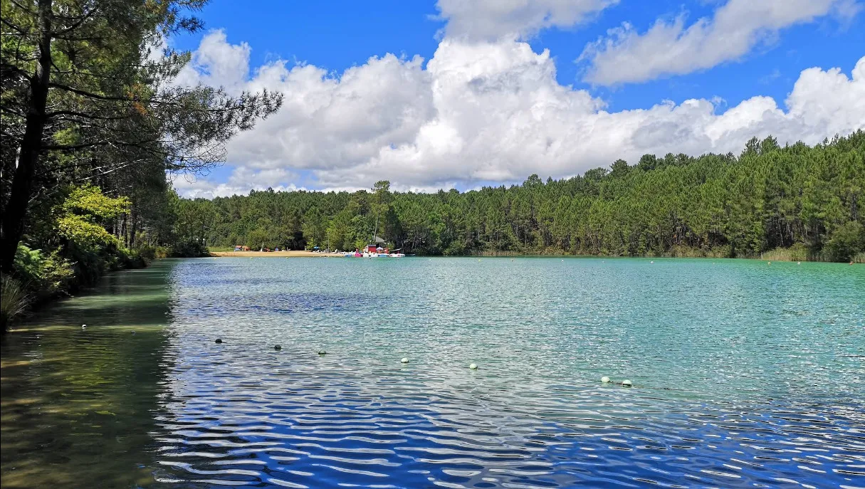 Plan d'eau de Beauvallon à Montguyon, plage et pins