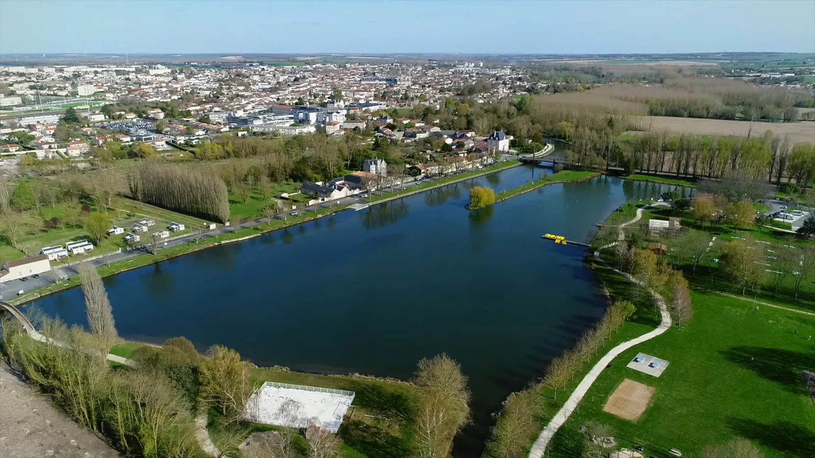 Plan d'eau de Bernouët à Saint-Jean-d'Angély, calme et verdoyant