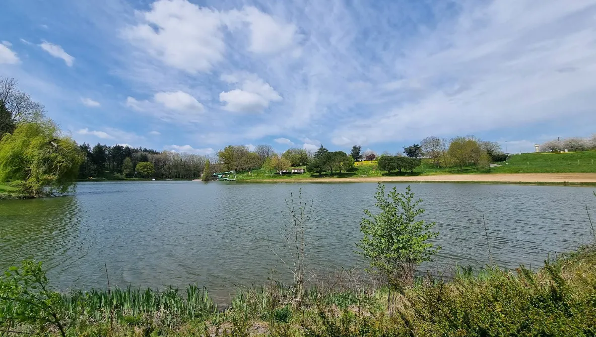 Plan d'eau de Cherveux plage et téléski