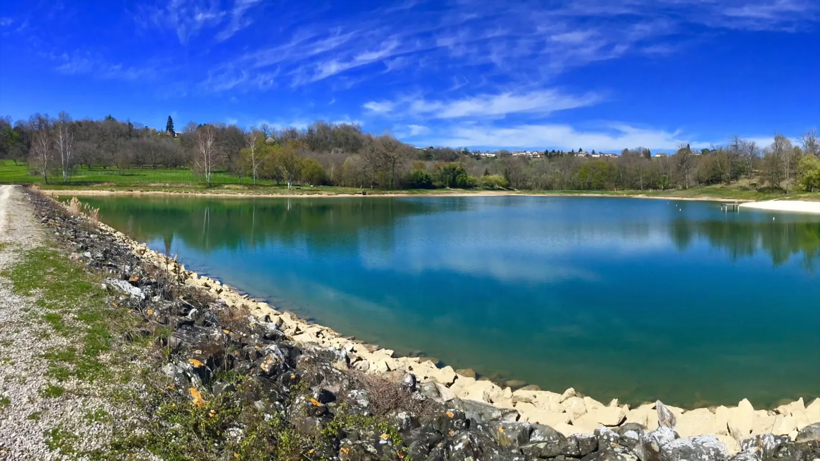 Plan d'eau de Nantheuil ombragé