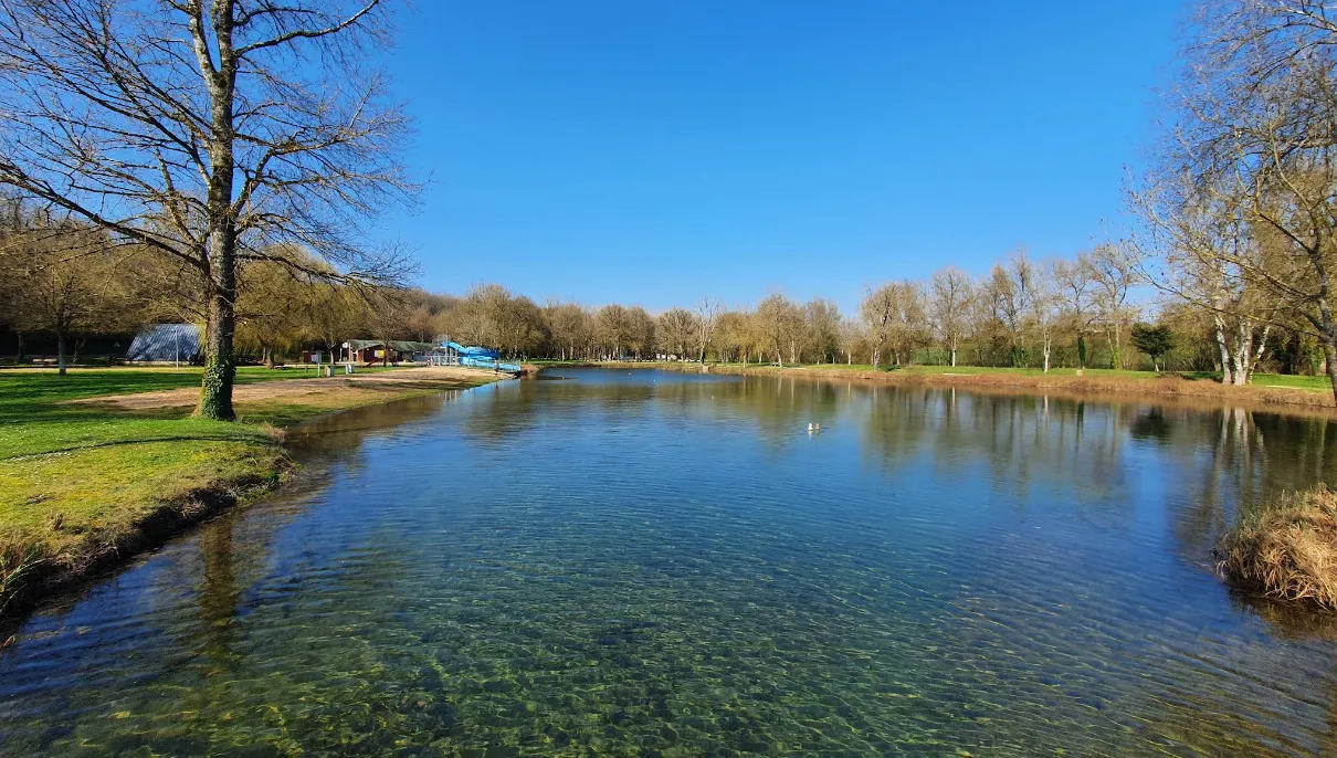 Baignade et toboggan sur le plan d'eau de Saint-Macoux