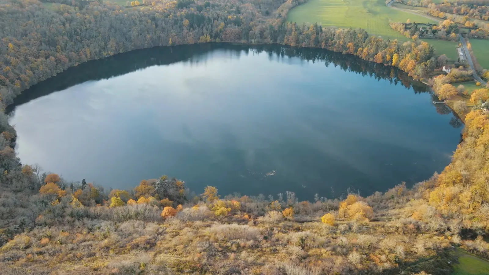 Le Gour de Tazenat, un lac de cratère parfaitement rond
