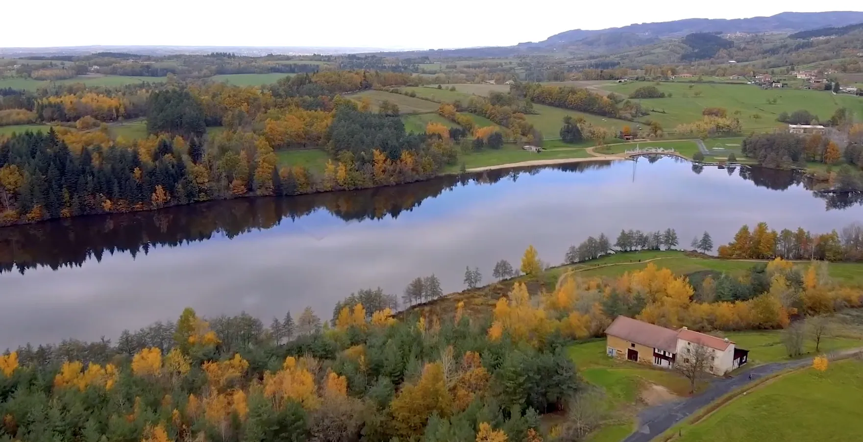 Ambiance familiale au plan d'eau d'Aubusson d'Auvergne