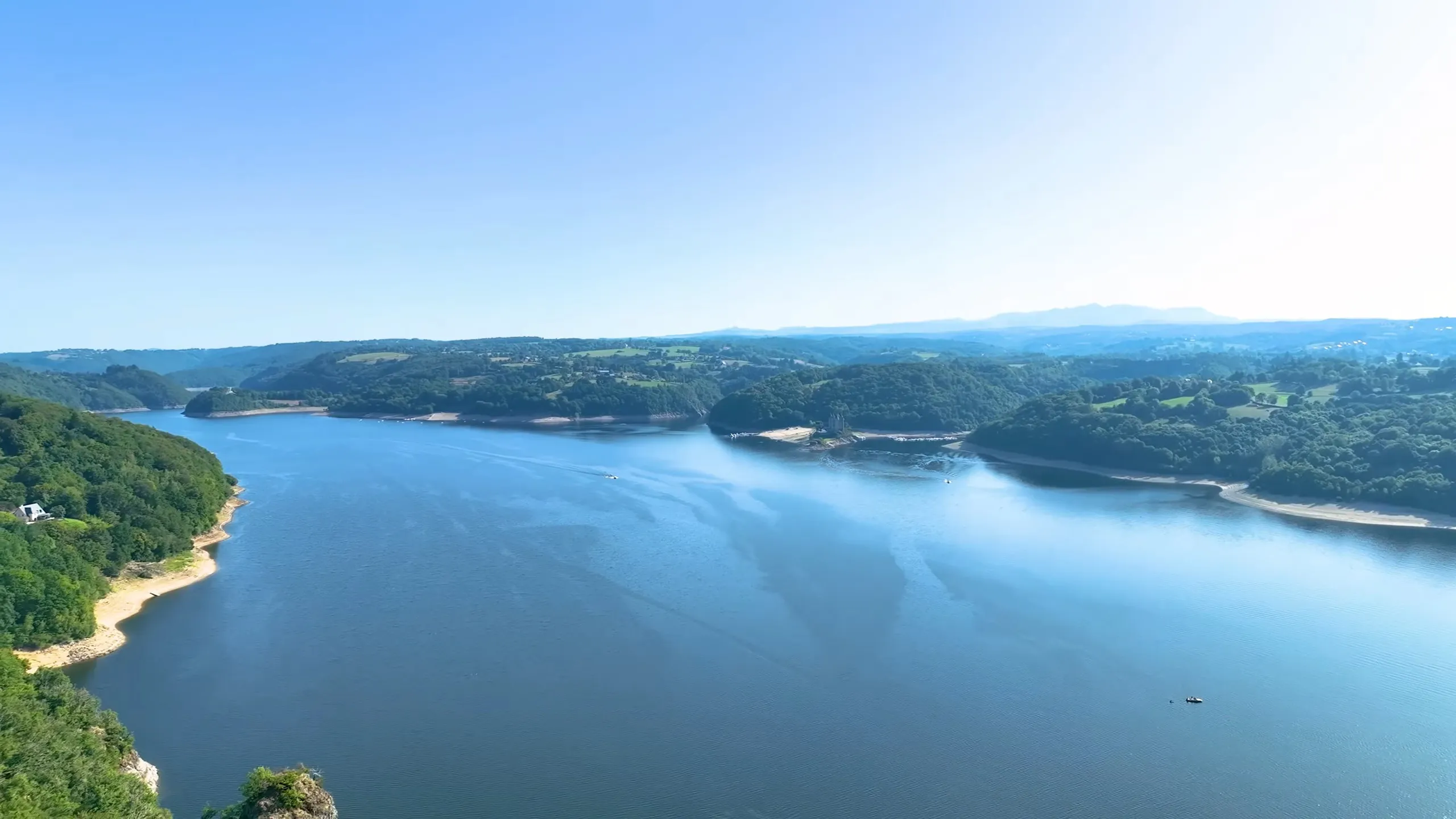 Le Château de Val au milieu du Lac de Bort-les-Orgues