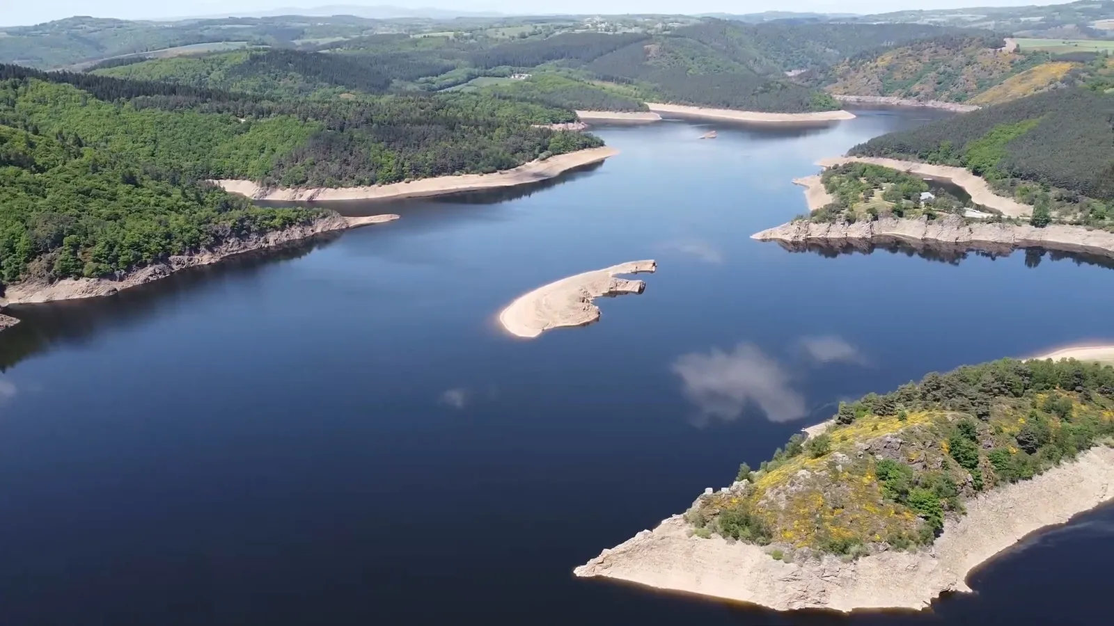 Le Viaduc de Garabit enjambant le Lac de Grandval