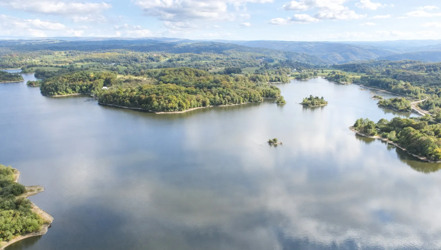 Voiliers sur le Lac de Lastioulles aux eaux pures