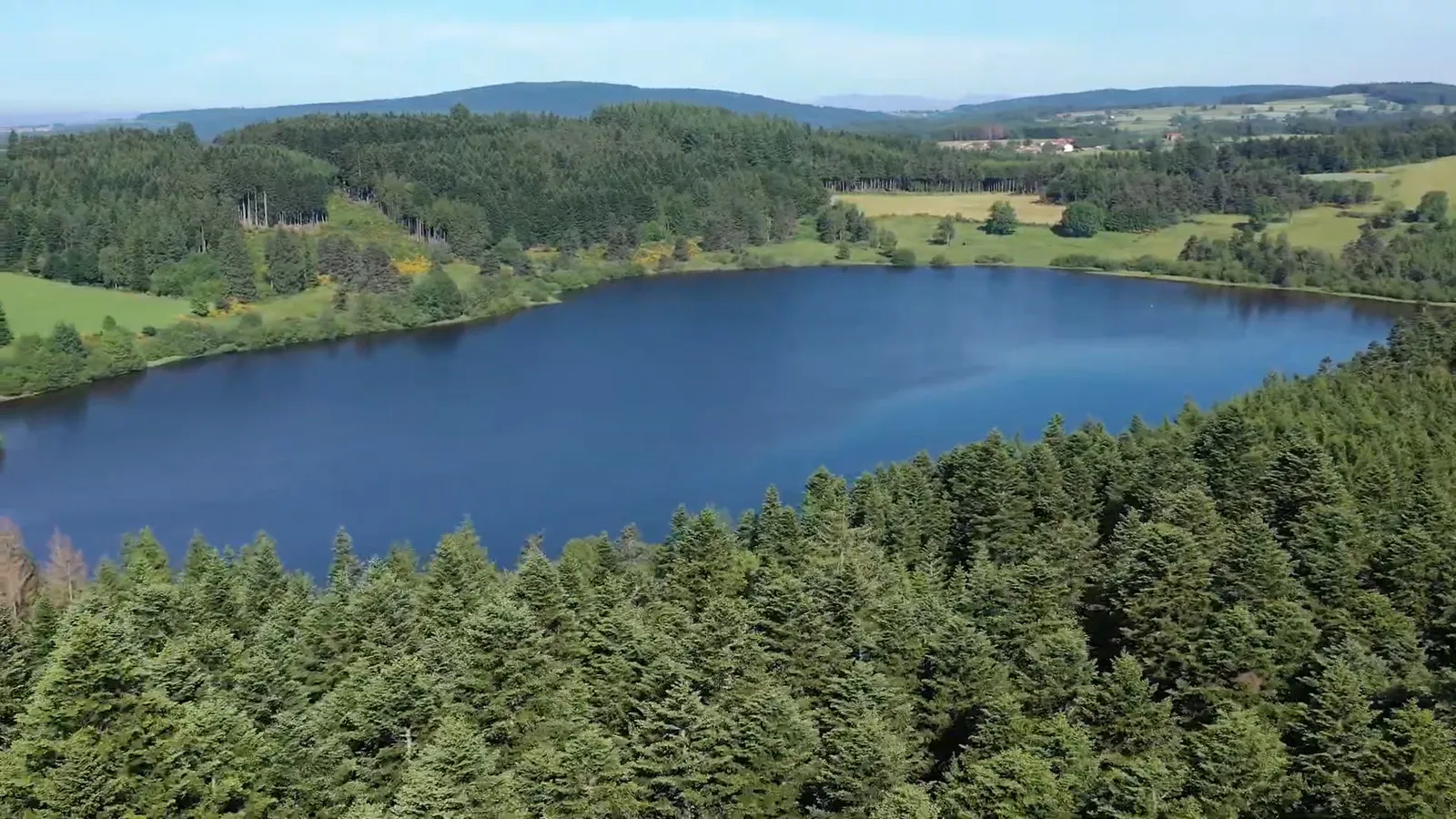 Forêt se reflétant dans les eaux du Lac de Malaguet