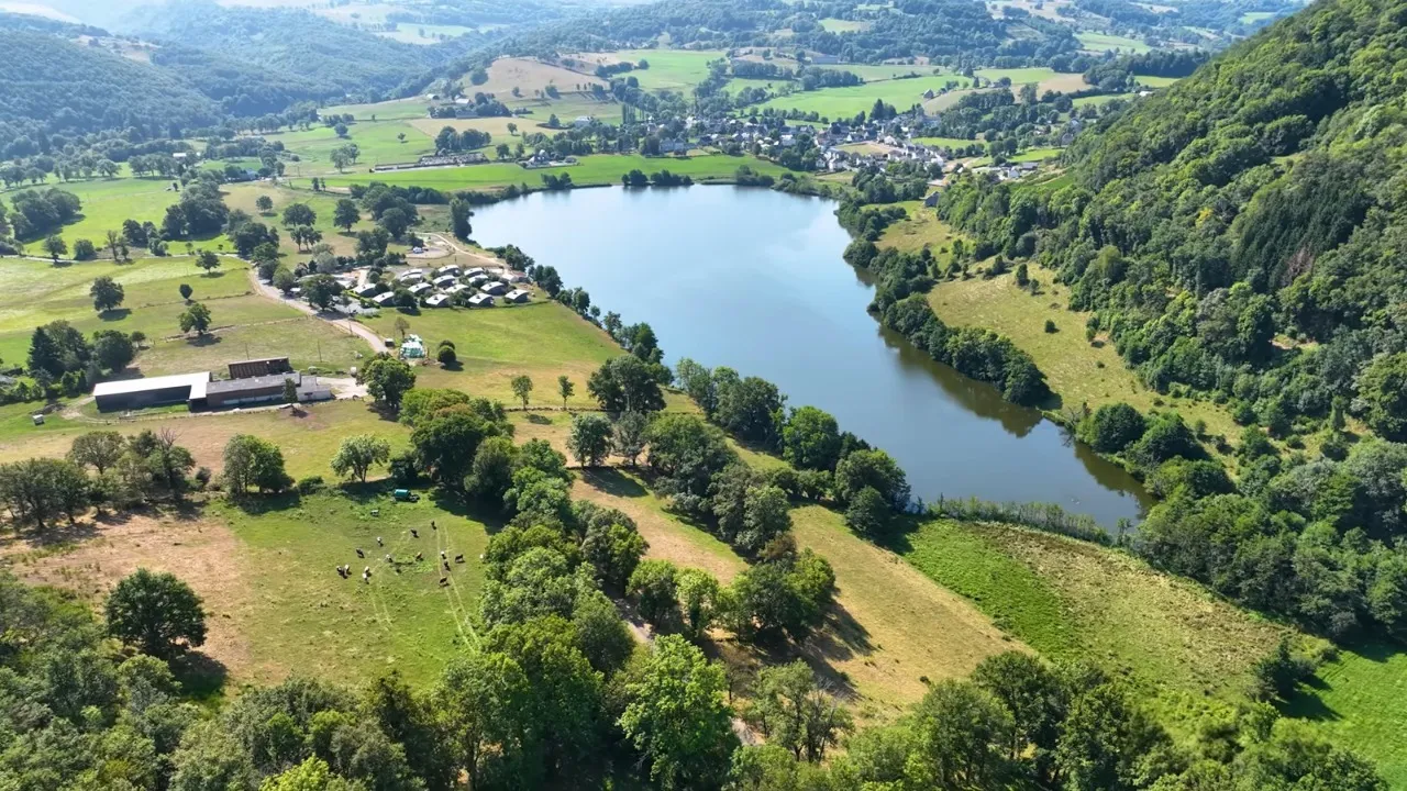 Reflet du village de Menet dans le lac volcanique