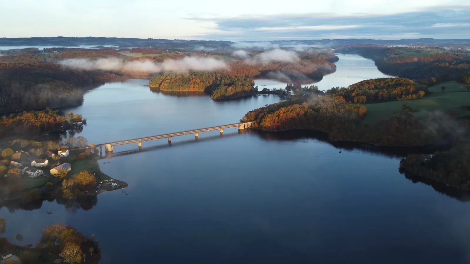 Vue aérienne du barrage et des plages du Lac de Saint-Étienne-Cantalès