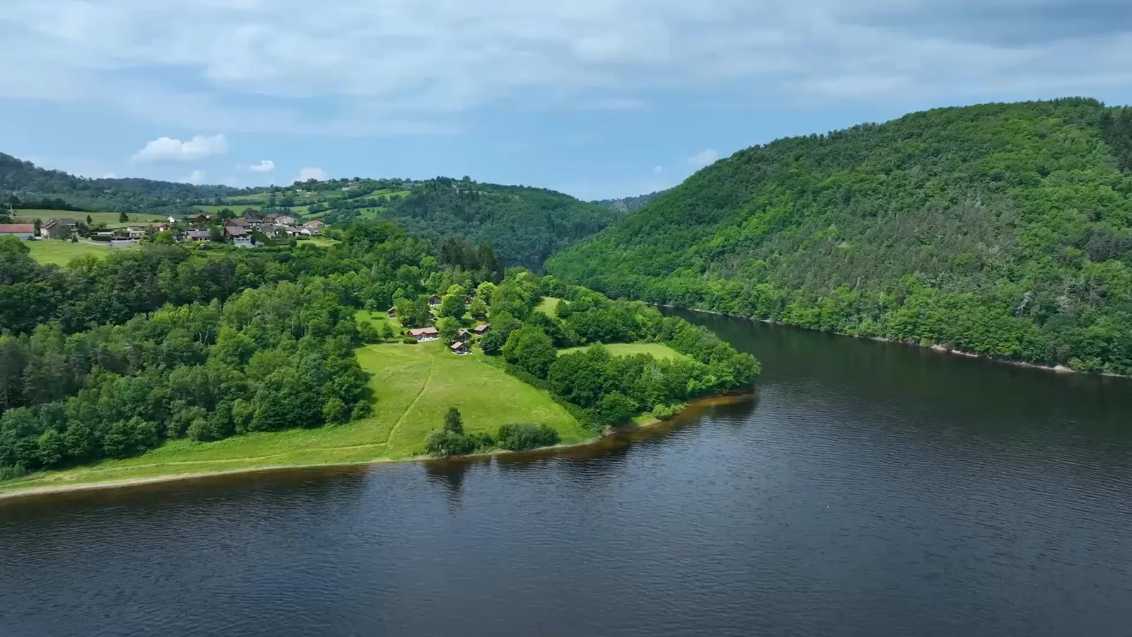 La vaste retenue des Fades-Besserve et le viaduc