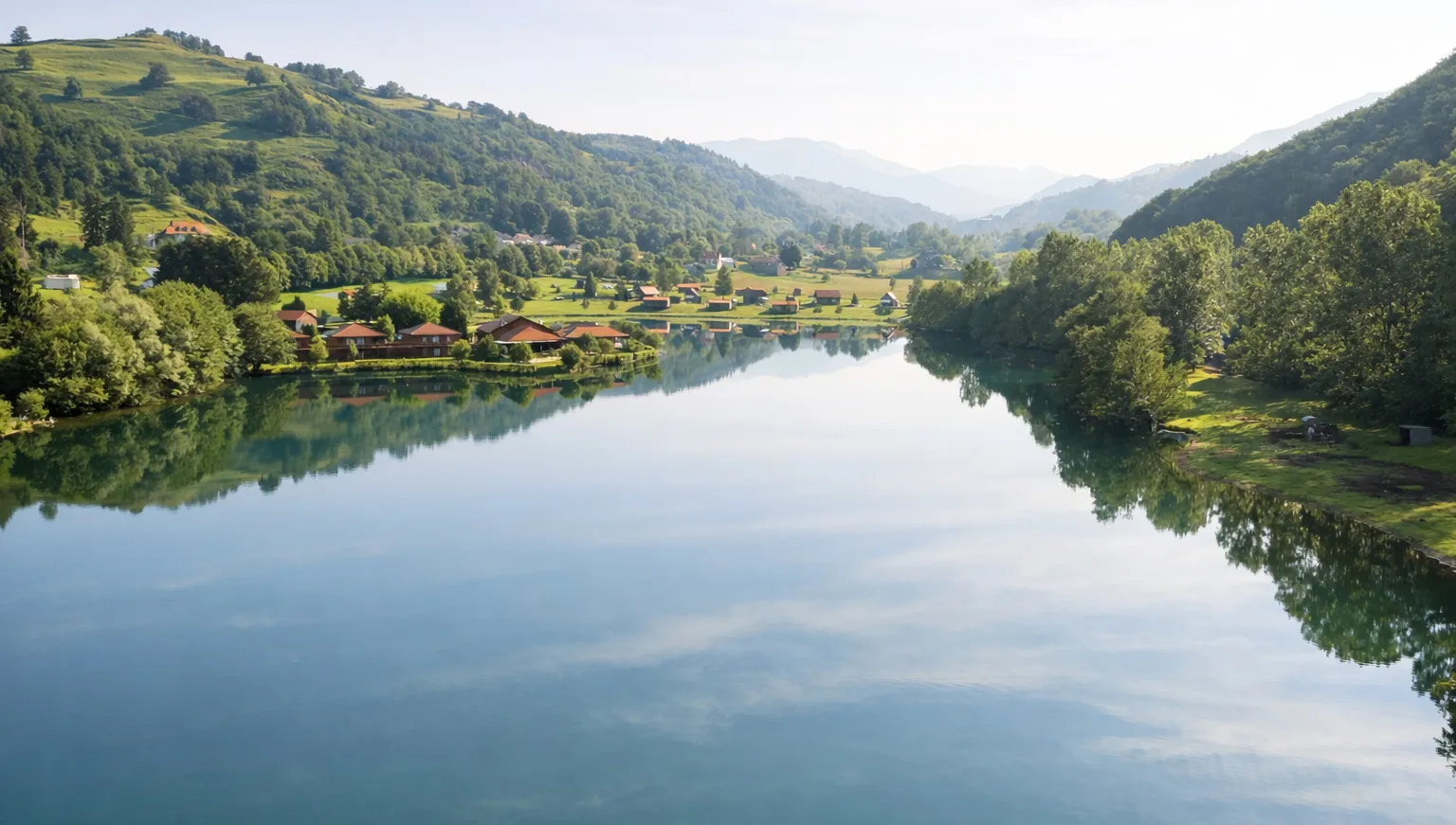 Vallée verdoyante et encaissée du Lac des Graves