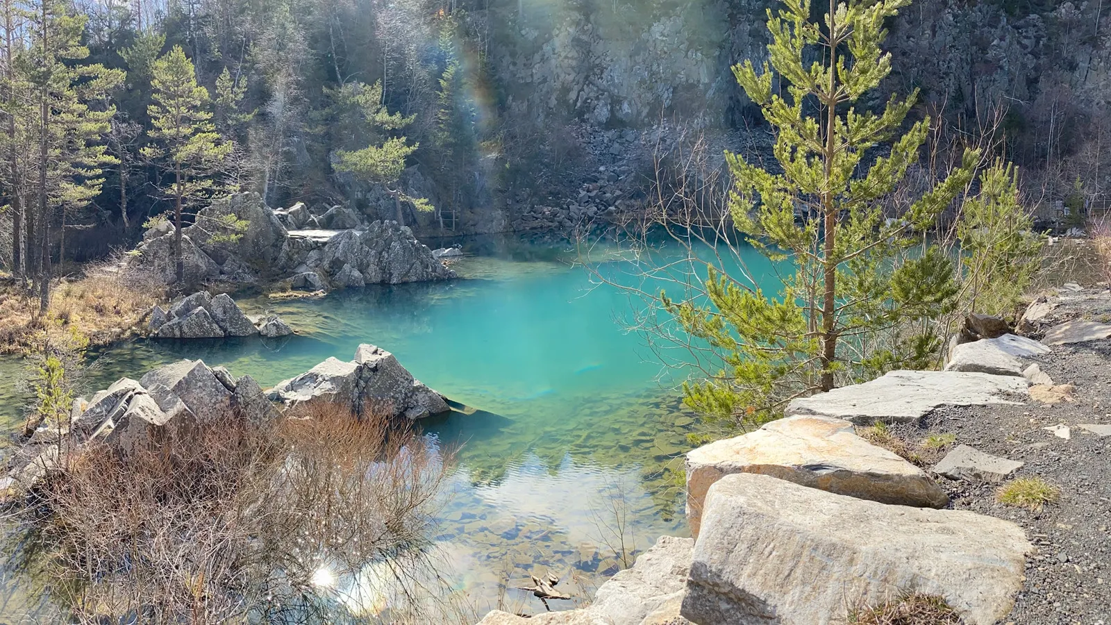 Couleur turquoise du Lac Bleu à Champclause