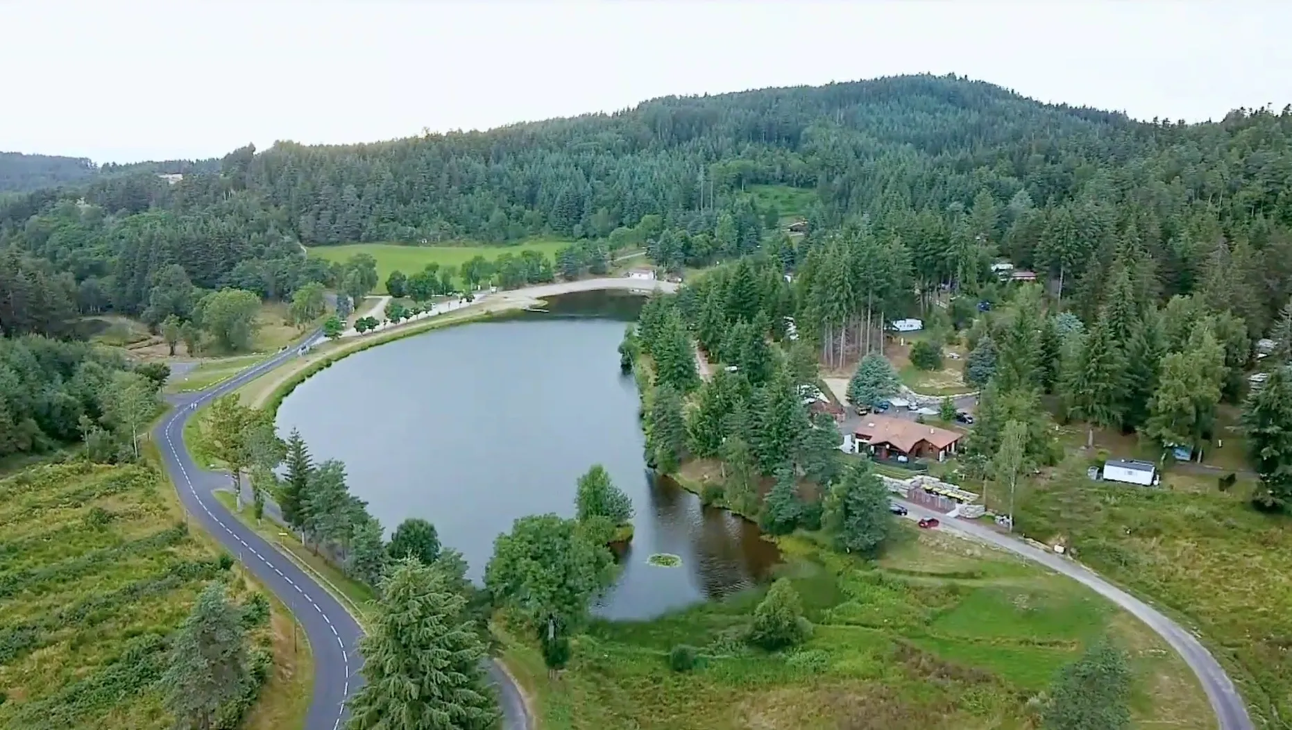 Plage aménagée du plan d'eau de Champagnac-le-Vieux