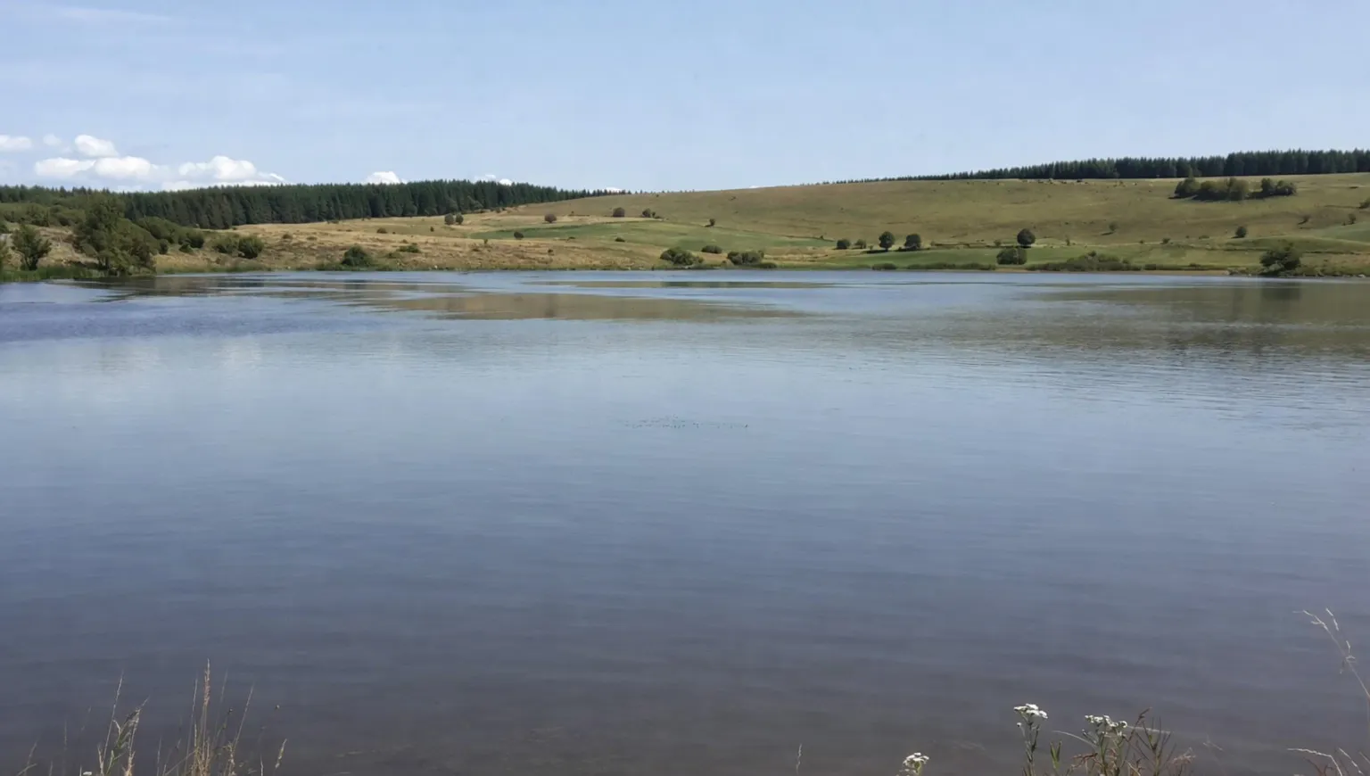 Lac de Sauvages au pied du Puy de la Tourte