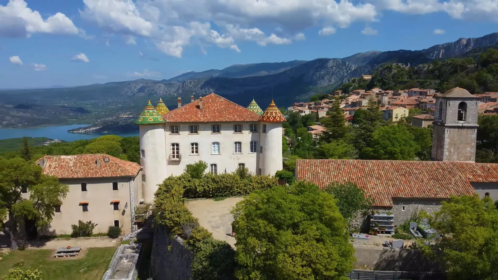 Le village et le château d'Aiguines qui surplombent le lac de Sainte Croix
