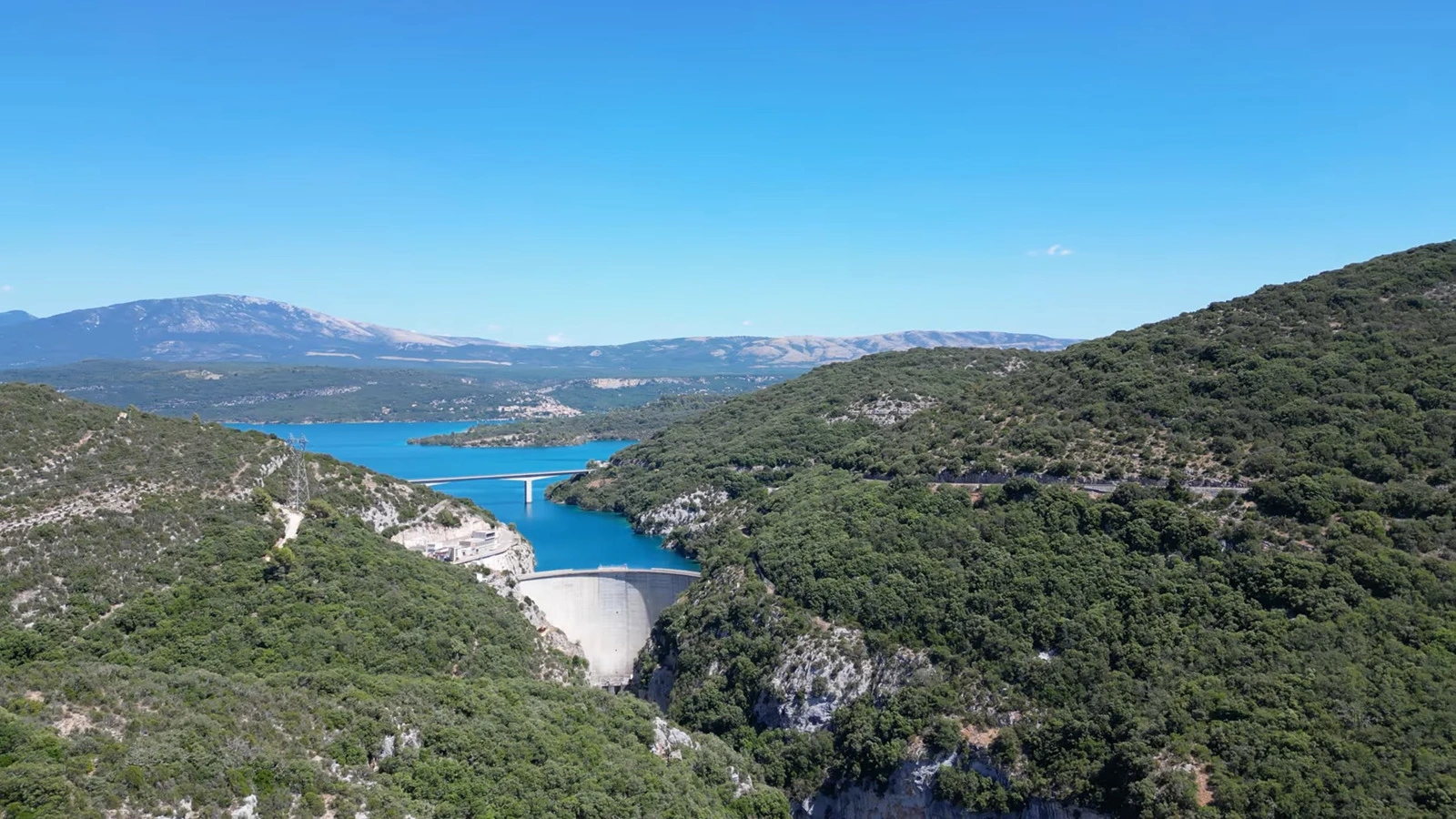Le barrage voûte du lac de Sainte Croix construit en 1971