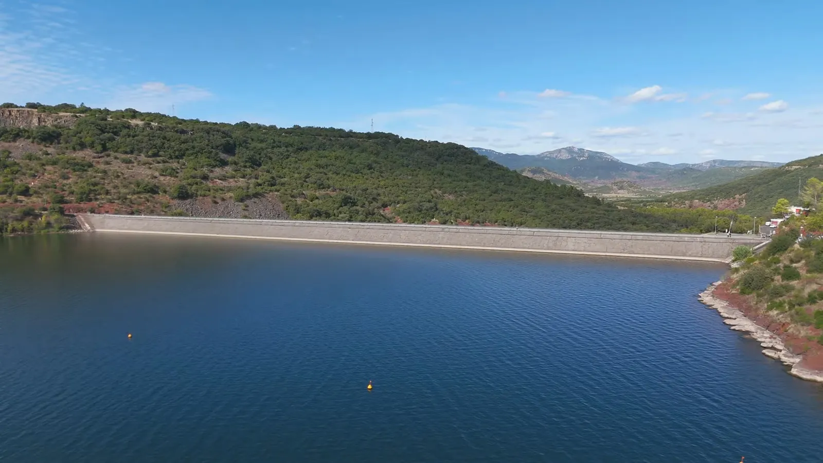 Vue du ciel du barrage-poids en béton qui retient les eaux du lac artificiel du Salagou