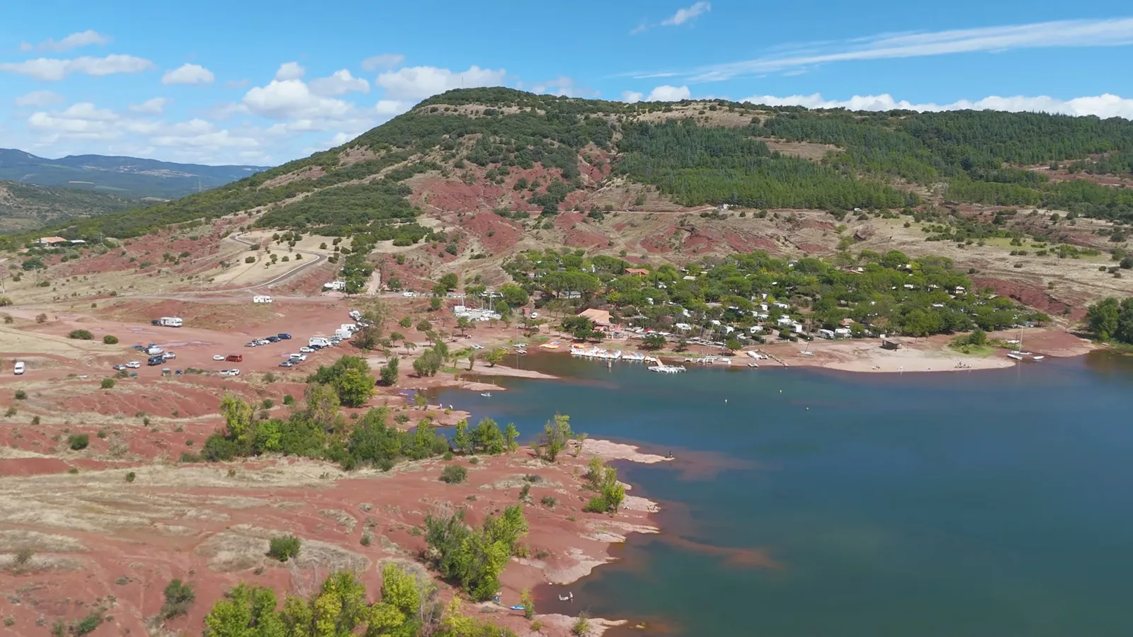 Infrastructures et embarcations de la base de loisirs sur les rives aménagées du lac du Salagou