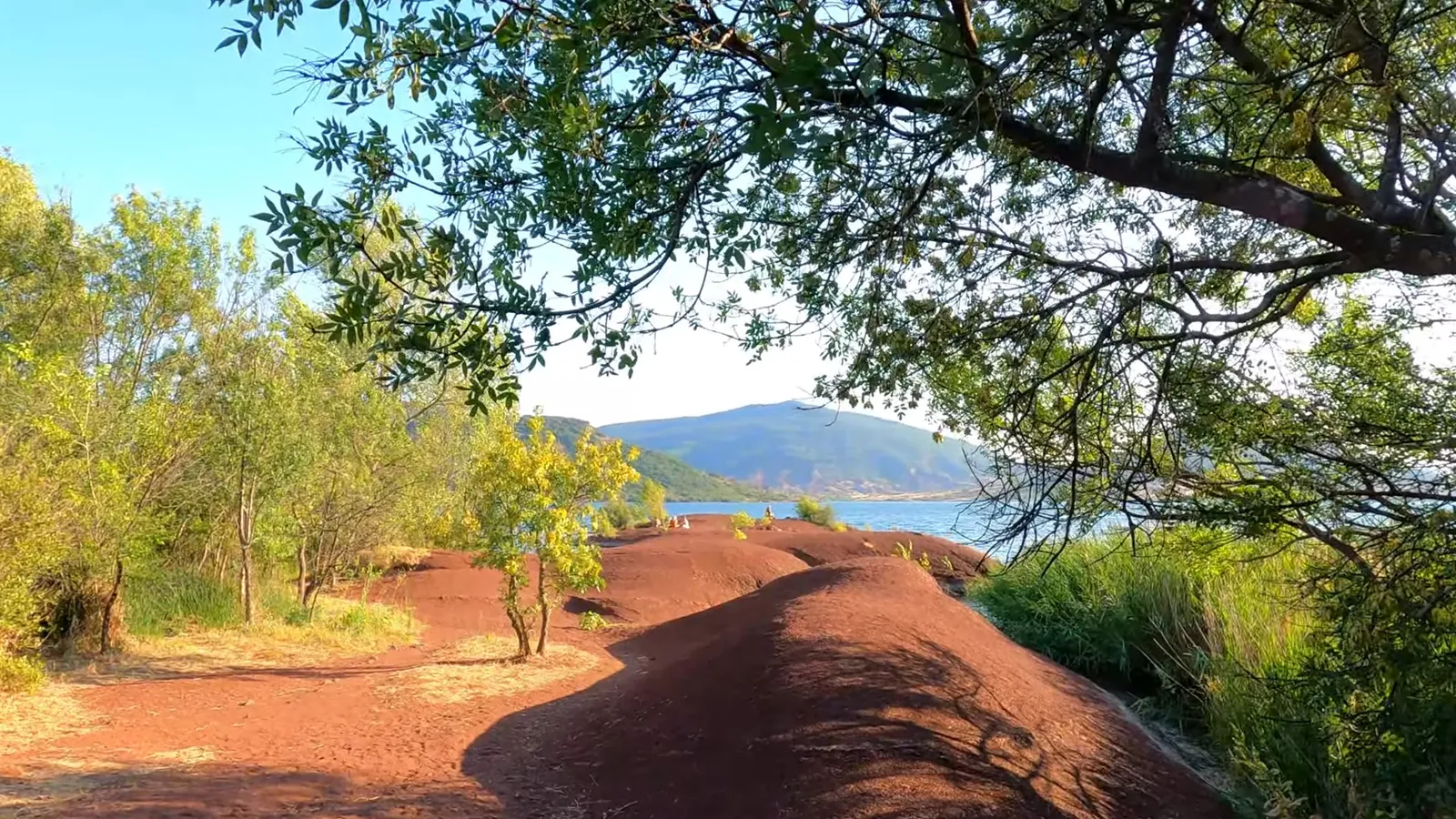Promenade sur les berges en terre argileuse de ruffe rouge caractéristiques du lac du Salagou