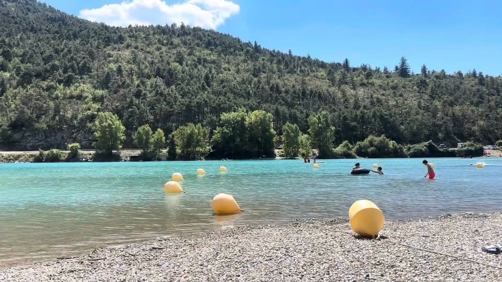 Les berges du lac de Castillon et zone délimitée par les bouées jaunes