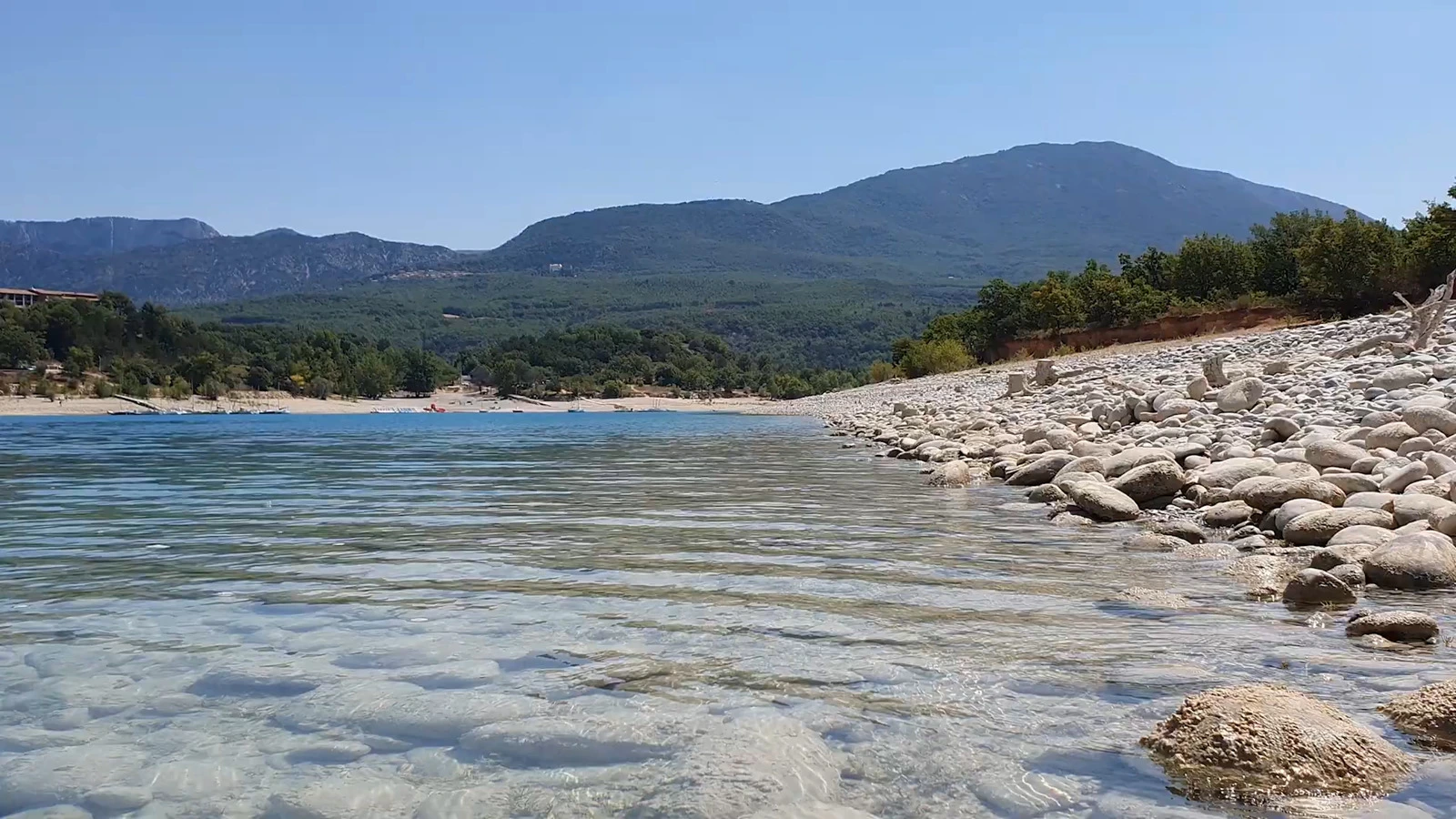 Berges en galets du lac de Sainte Croix