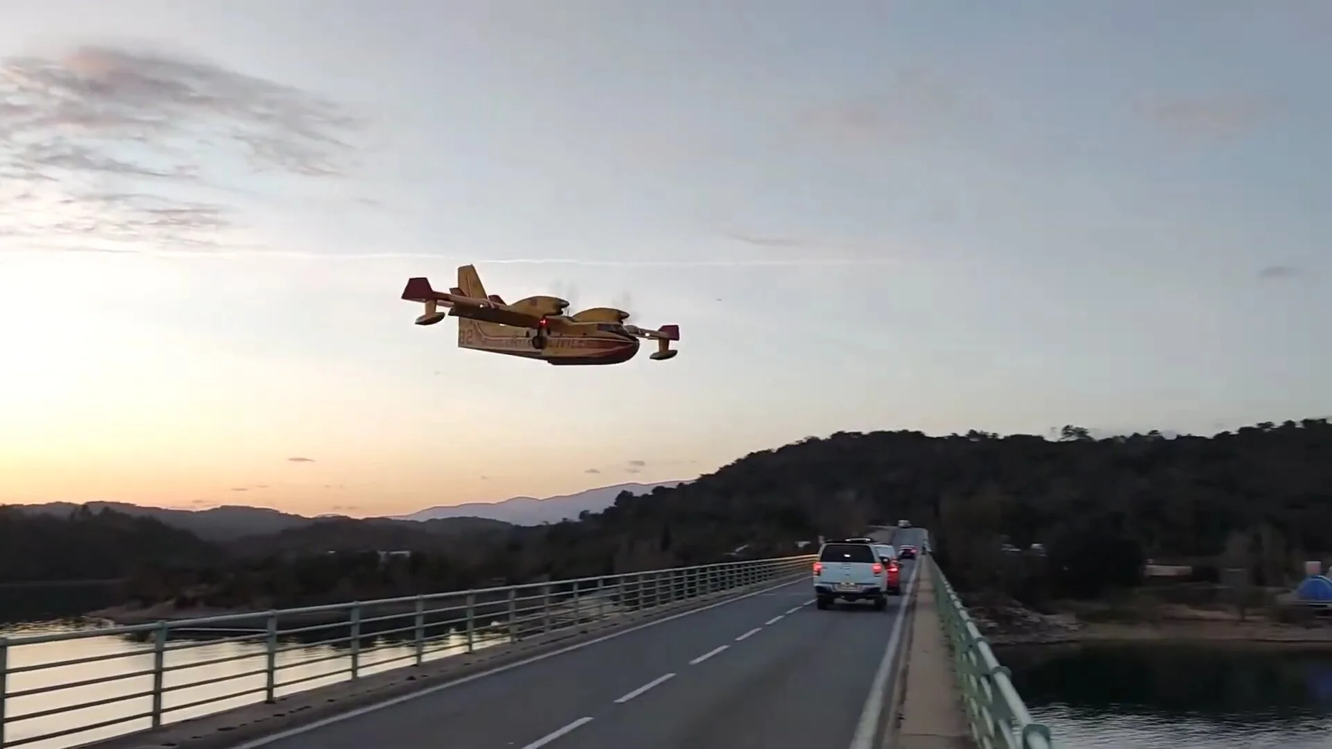 Survol d'un Canadair du lac de Saint-Cassien