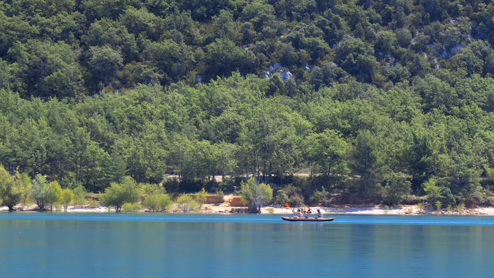 Naviguer en canoë sur le lac de Sainte Croix et sa nature magnifique