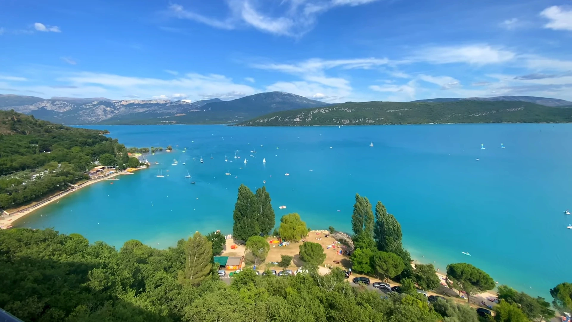 Eaux turquoise du lac de Sainte Croix avec ses activités nautiques