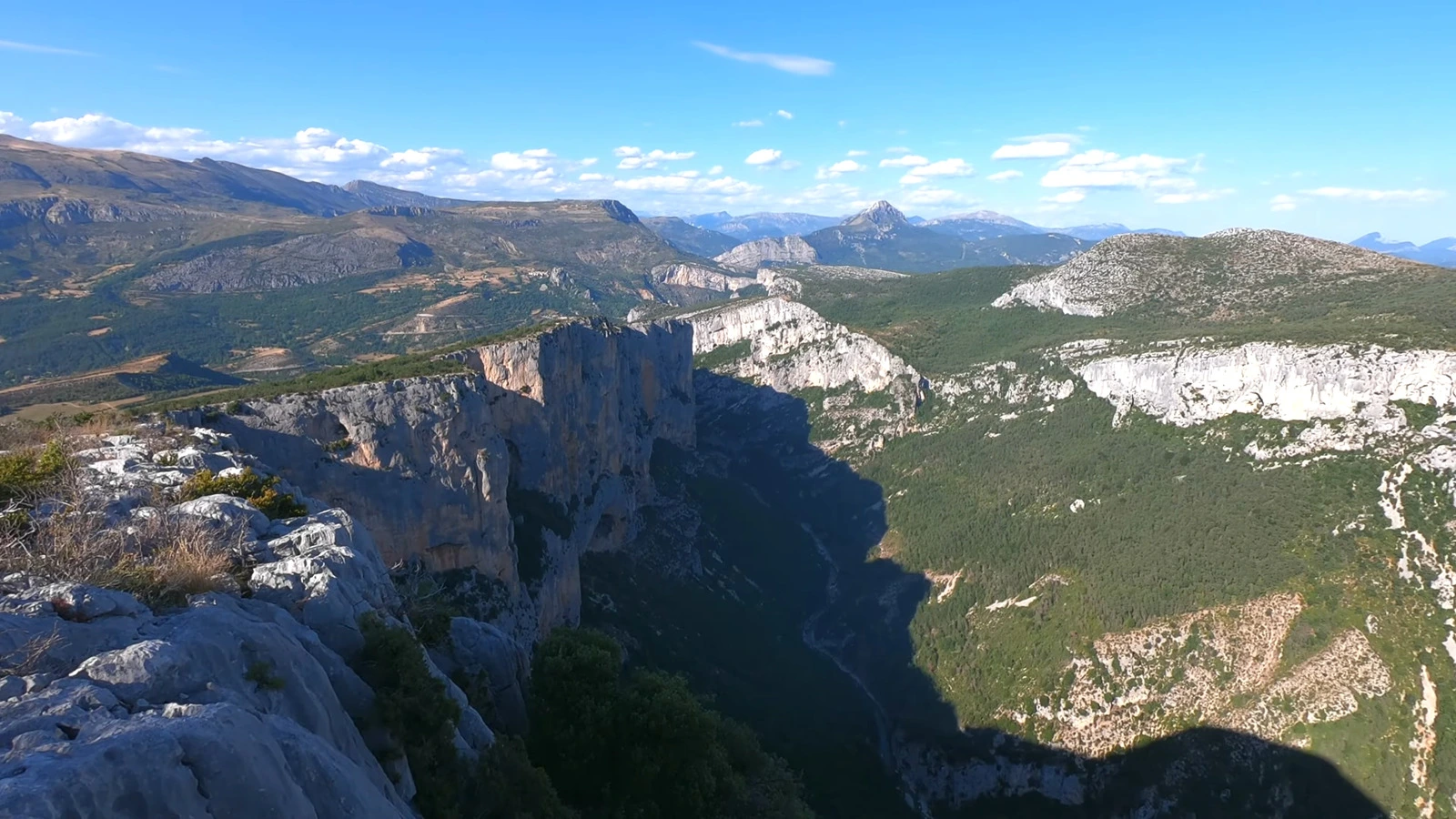 Vue panoramique des gorges du Verdon, paradis pour les randonées autour du lac de Sainte Croix