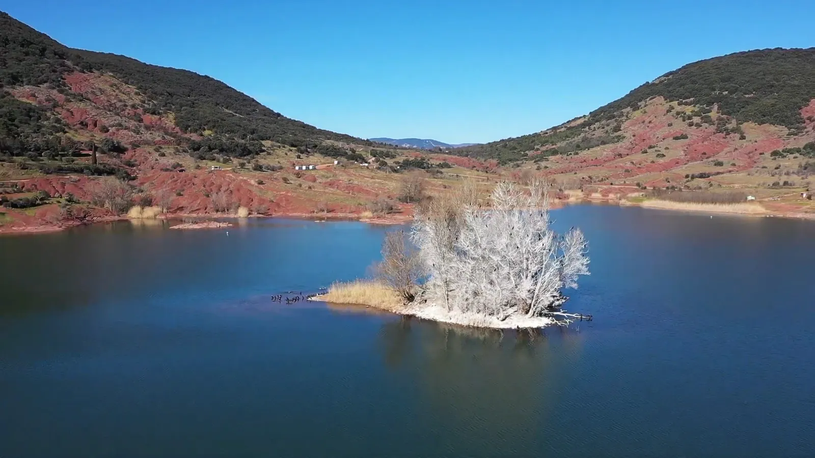 Au coeur de l'Hérault le lac du Salagou provoque un dépaysement total