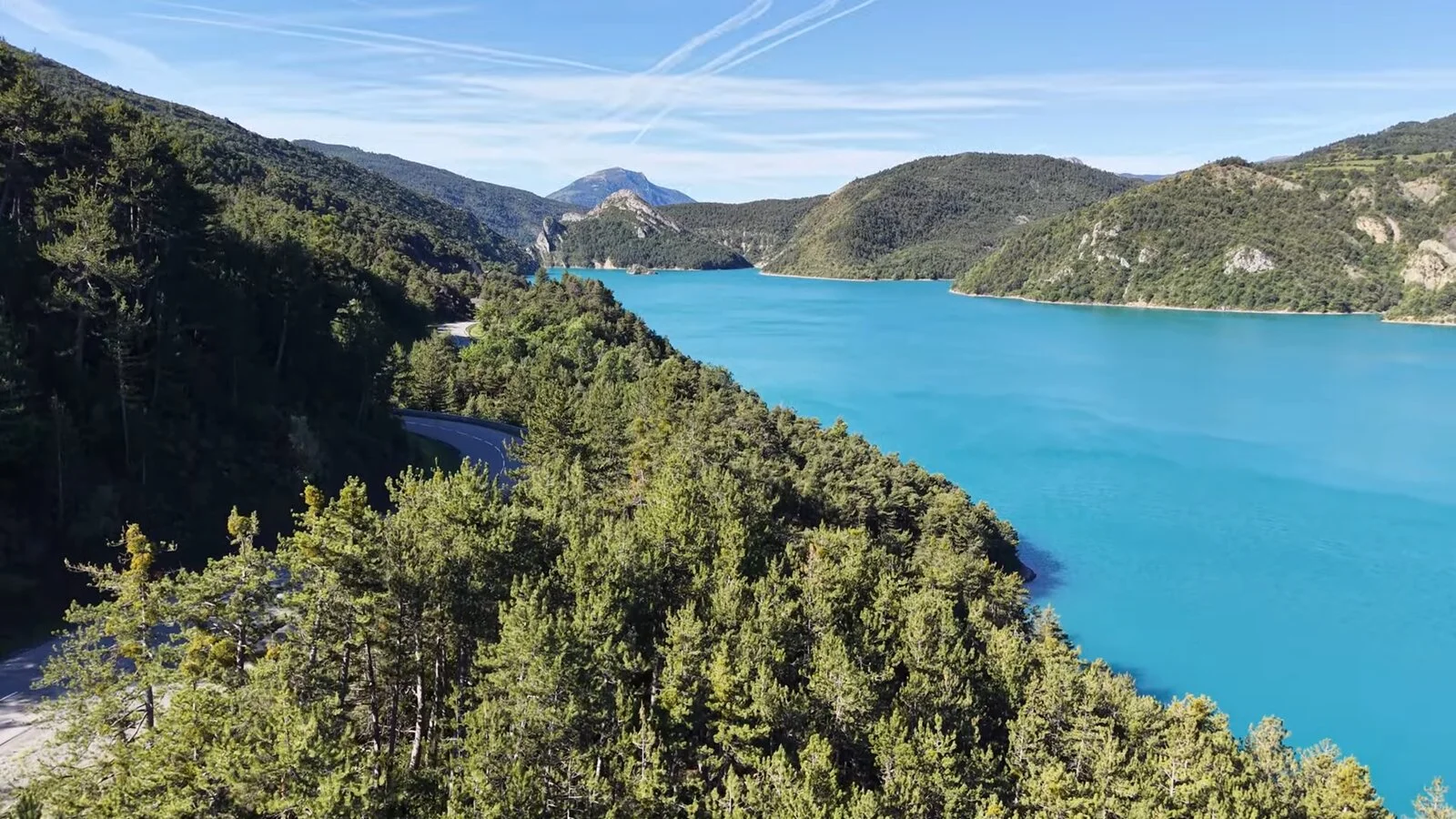 Le lac de Castillon entre montagnes et verdure dans les Alpes de Haute Provence