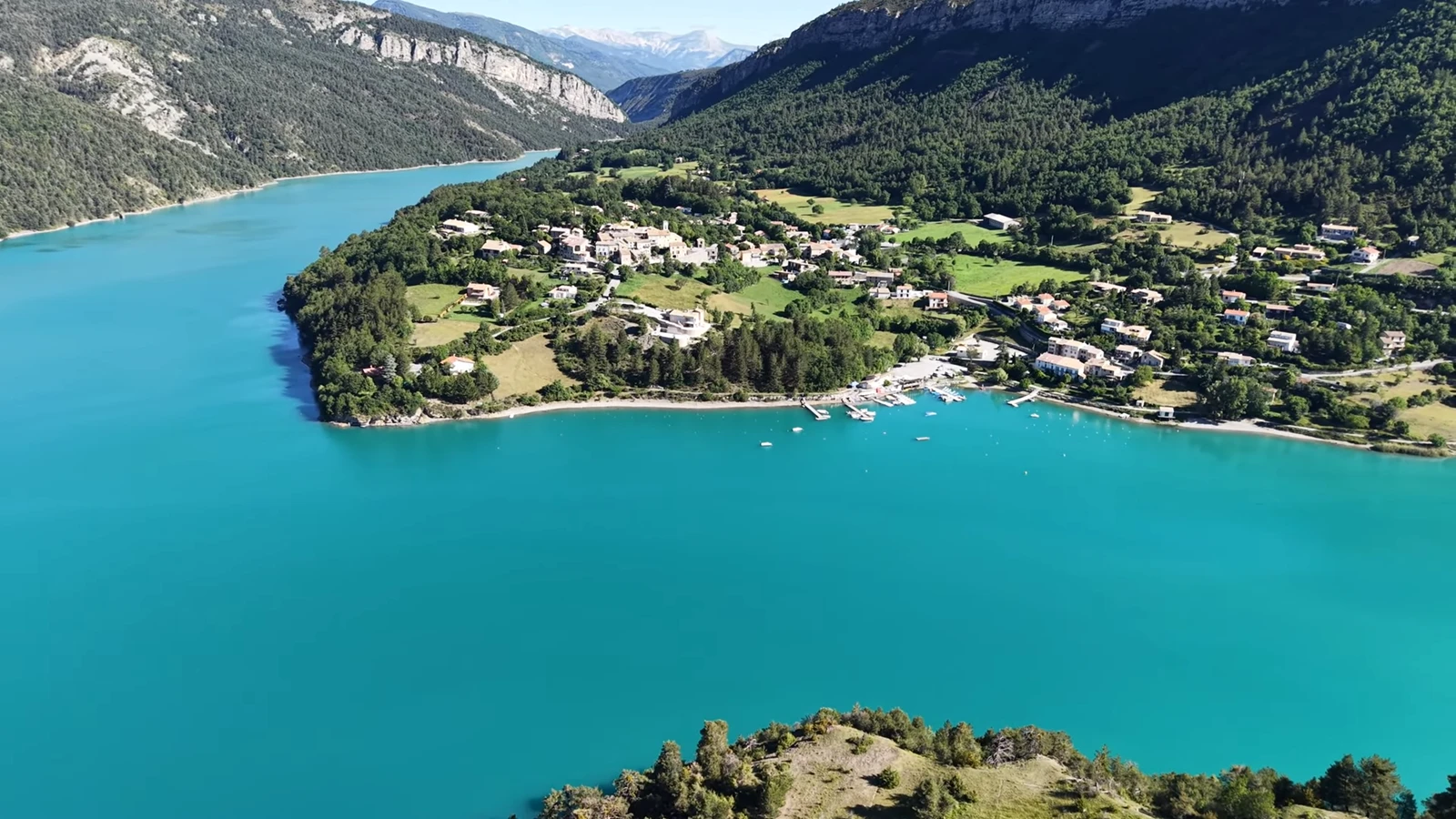 Le village de Saint Julien du Verdon qui domine le lac de Castillon