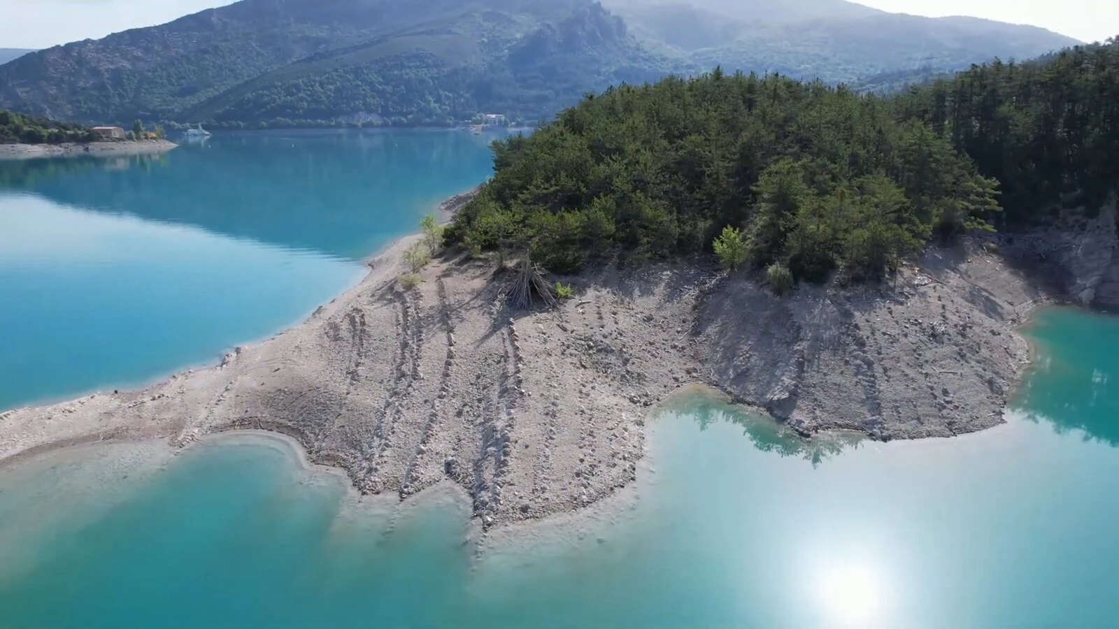 Pêche au lac de Castillon sur les berges lors de la baisse des eaux