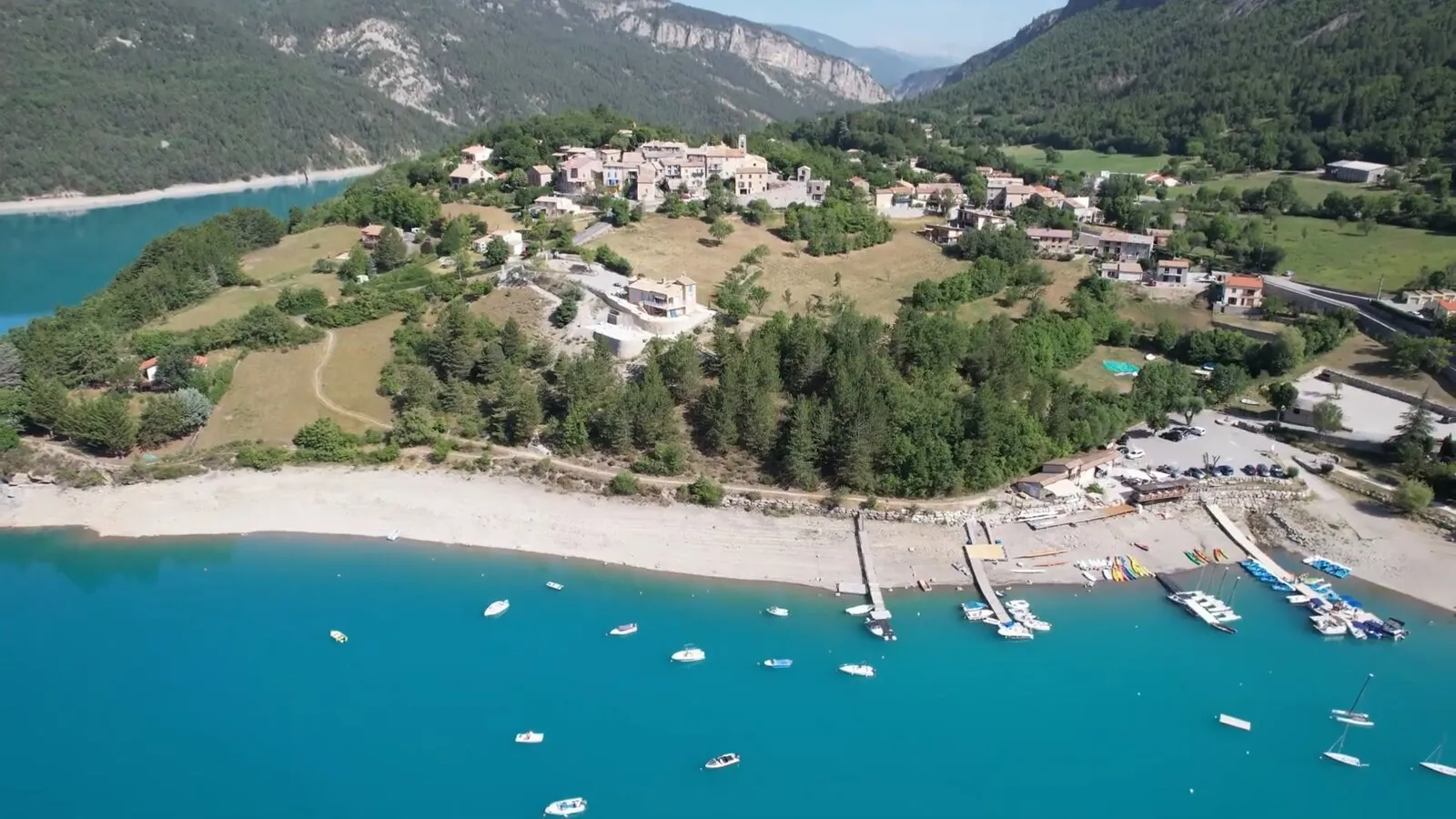 Vue sur les eaux turquoise du lac de Castillon et sa base de loisirs