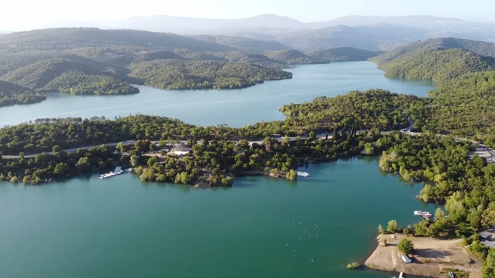Lac de Saint-Cassien entre forêts et montagnes