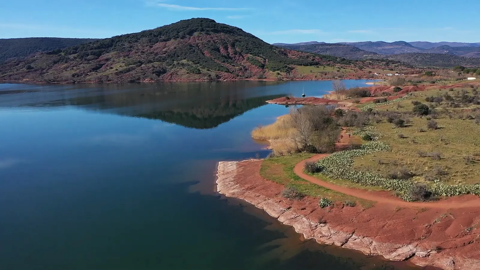 Paysage désertique et minéral du lac du Salagou hors saison touristique, sous un ciel bleu