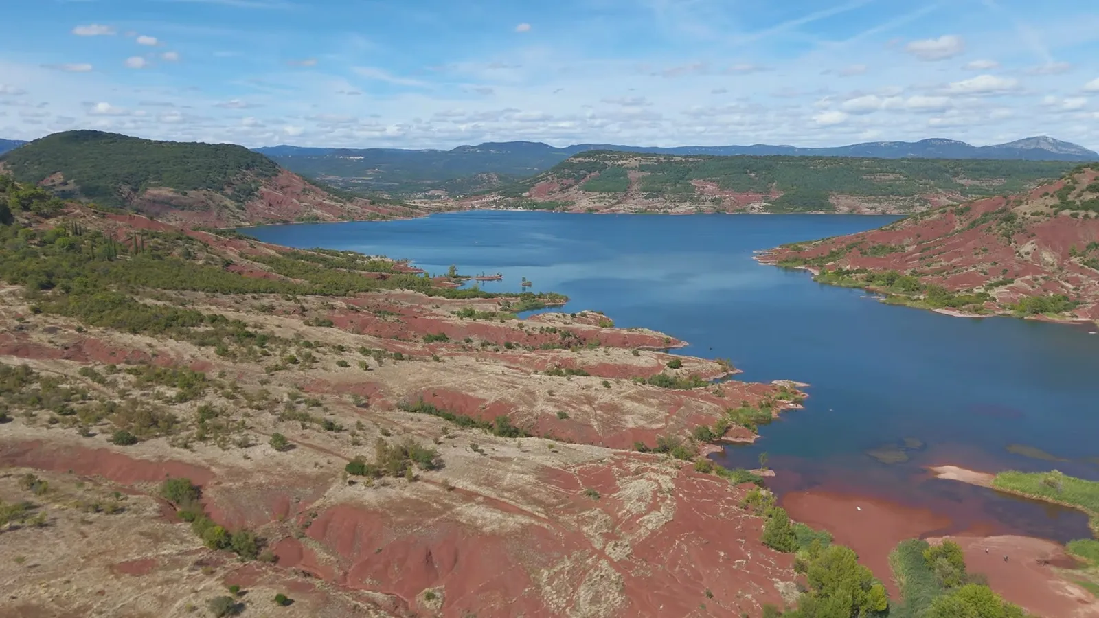lac du Salagou avec eau bleue et roches de ruffe rouge